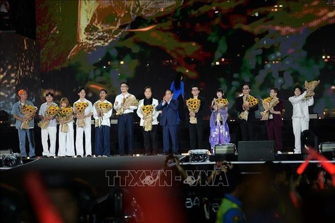 El primer ministro Pham Minh Chinh, los organizadores y los artistas. Foto: VNA thu-tuong-3.jpg
