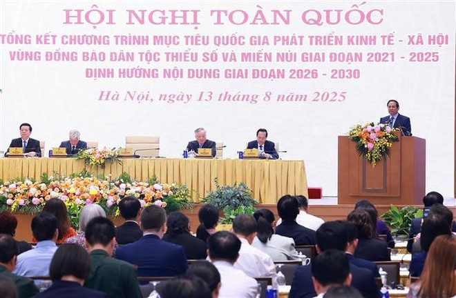 El primer ministro Pham Minh Chinh interviene en la conferencia. Foto: Duong Giang-VNA vna-potal-thu-tuong-du-tong-ket-chuong-trinh-muc-tieu-quoc-gia-phat-trien-kinh-te-xa-hoi-vung-dong-bao-dan-toc-thieu-so-8207246.jpg