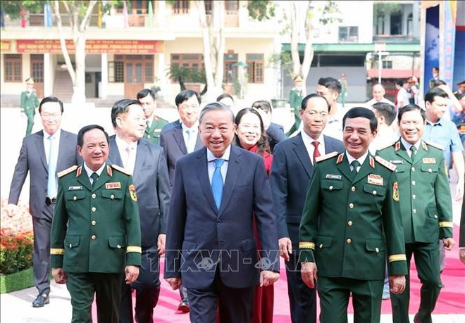 El secretario general del Partido Comunista de Vietnam, To Lam, y los delegados en el evento. (Foto: VNA) tbt-va-cac-dai-bieu.jpg