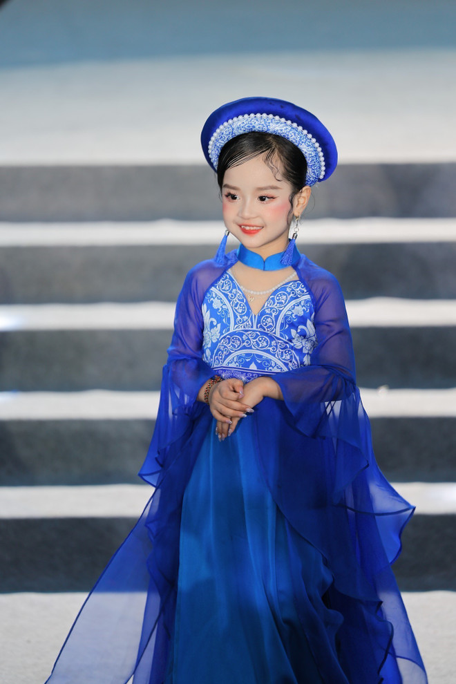 vna-potal-trinh-dien-ao-dai-nhi-em-yeu-ha-noi-8396918.jpg