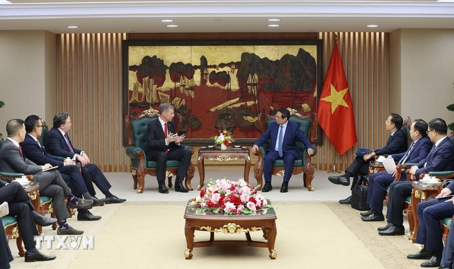El primer ministro de Vietnam, Pham Minh Chinh, recibe al presidente y director ejecutivo del Grupo Excelerate Energy (Estados Unidos), Steven Kobos. (Foto: VNA) thu-tuong-tiep-chu-tich-kiem-giam-doc-dieu-hanh-tap-doan-excelerate-energy-hoa-ky.jpg