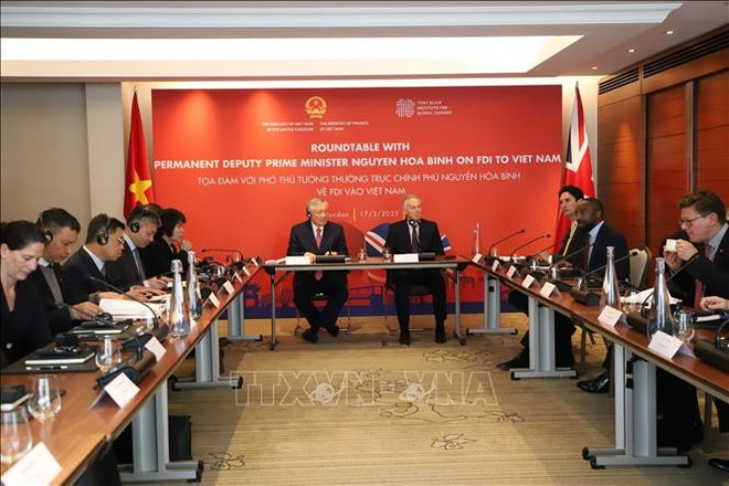 El viceprimer ministro Nguyen Hoa Binh y el primer ministro británico Tony Blair presiden el evento. (Foto: VNA) toa-dam-180325.jpg