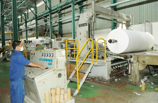 Operando la línea de producción de la Compañía Papelera Song Duong. Foto: hanoimoi.vn eco-1.jpg