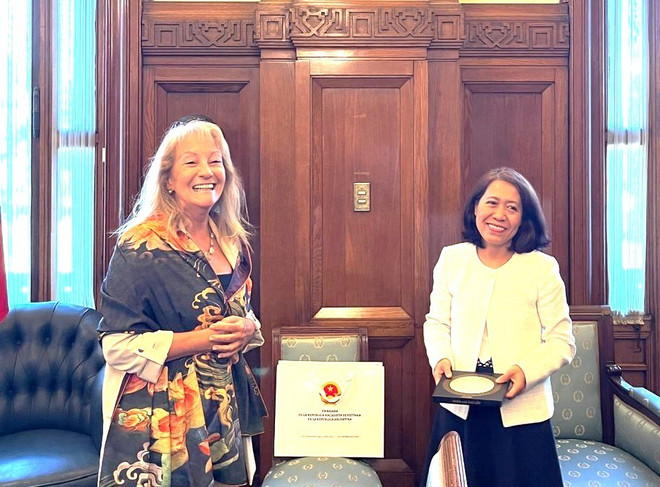 La embajadora de Vietnam en Uruguay, Ngo Minh Nguyet, se encuentra con la vicepresidenta electa, Carolina Cosse. (Fuente: VNA) imagen-de-whatsapp-2025-01-17-a-las-161353-ee199483.jpg