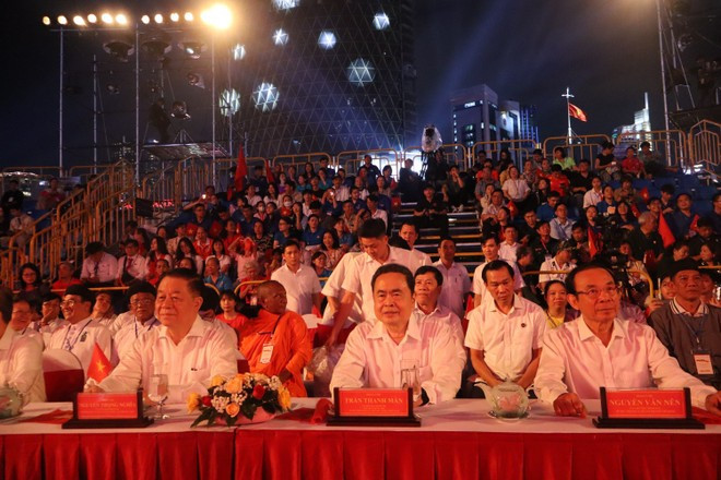 El presidente de la Asamblea Nacional, Tran Thanh Man, asiste al programa desde Ciudad Ho Chi Minh. Foto: VNA vna-potal-chuong-trinh-cau-truyen-hinh-chinh-luan-nghe-thuat-dac-biet-e2809cthoi-co-vange2809d-8228789.jpg