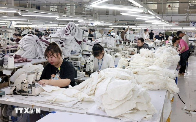 Una fábrica textil. (Foto: VNA) kinh-te-1.jpg