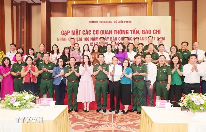 El ministro de Defensa, Phan Van Giang, y los delegados en la reunión. (Foto: VNA) quan-uy-trung-uong-3-resize.jpg