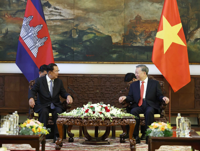 El secretario general del Partido Comunista de Vietnam, To Lam, se reunió con el presidente del Partido Popular de Camboya, Hun Sen, el 29 de abril de 2025, en Ciudad Ho Chi Minh. (Foto: VNA) vna-potal-tong-bi-thu-to-lam-hoi-kien-chu-tich-dang-nhan-dan-campuchia-hun-sen-8003777.jpg