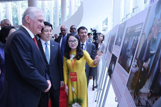 El presidente de Vietnam, Luong Cuong, y el primer secretario del Comité Central del Partido Comunista y presidente de Cuba, Miguel Díaz-Canel Bermúdez, observan una exposición fotográfica de la Agencia Vietnamita de Noticias. Foto: VNA vna-potal-le-ky-niem-60-nam-thiet-lap-quan-he-ngoai-giao-viet-nam-cuba-8248794.jpg