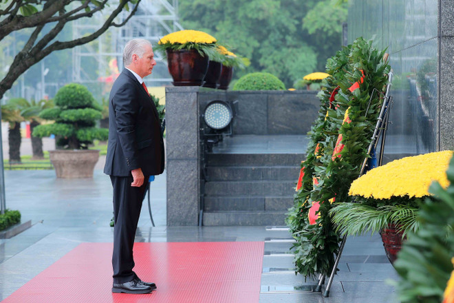 El primer secretario del Comité Central del Partido Comunista y presidente de Cuba, Miguel Díaz-Canel Bermúdez, rinde homenaje al Presidente Ho Chi Minh. (Foto: VNA) vna-potal-chu-tich-nuoc-cong-hoa-cuba-va-phu-nhan-den-dat-vong-hoa-vieng-chu-tich-ho-chi-minh-8247977.jpg