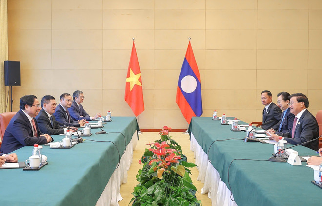 En la reunión. (Foto: VNA) vna-potal-thu-tuong-gap-tong-bi-thu-chu-tich-nuoc-lao-thongloun-sisoulith-8248845-1.jpg