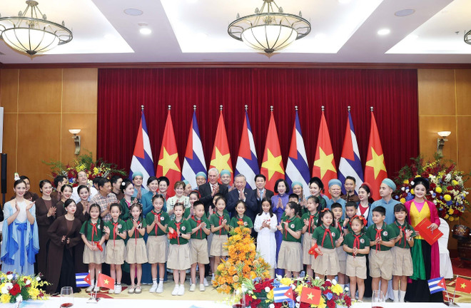 Los máximos dirigentes de Vientam copresidieron el banquete de Estado en honor Díaz-Canel. (Foto: VNA) vna-potal-chieu-dai-cap-nha-nuoc-chao-mung-bi-thu-thu-nhat-chu-tich-nuoc-cuba-miguel-va-phu-nhan-8248632.jpg