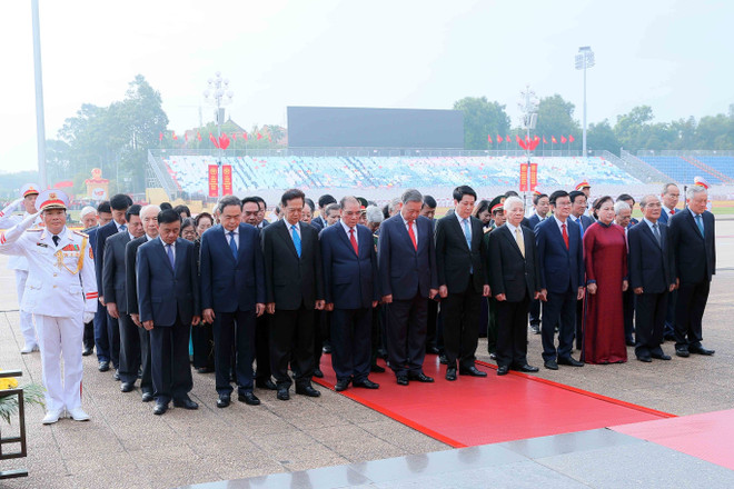 Los máximos dirigentes de Vietnam rindieron homenaje al Presidente Ho Chi Minh. (Foto: VNA vna-potal-lanh-dao-dang-nha-nuoc-vao-lang-vieng-chu-tich-ho-chi-minh-nhan-dip-80-nam-quoc-khanh-29-8247899.jpg