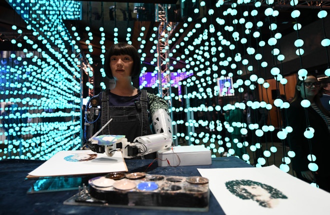 El artista robótico Ai-Da pinta en la Cumbre Global de Inteligencia Artificial en Ginebra, Suiza, el 30 de mayo de 2024. Fuente: Xinhua/VNA 10-su-kien-quoc-te-9-ava.jpg
