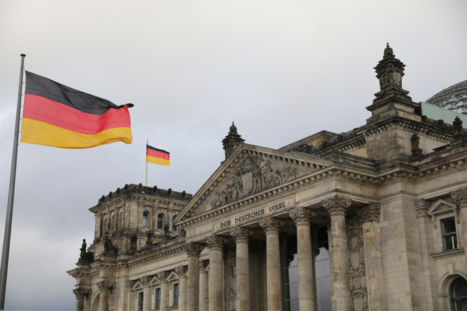 El 16 de diciembre de 2024, el canciller alemán Olaf Scholz solicitó al Parlamento Federal un voto de confianza al gobierno minoritario dirigido por él. Los resultados mostraron que el Gobierno alemán recibió sólo 207 votos a favor, 394 votos en contra y 116 abstenciones. Esto significa que el Gobierno no obtendrá la mayoría de los votos de confianza y Olaf Scholz tendrá que pedir al presidente Frank-Walter Steinmeier que disuelva el Parlamento para convocar elecciones anticipadas. Fuente: Xinhua/VNA 10-su-kien-quoc-te-8.jpg