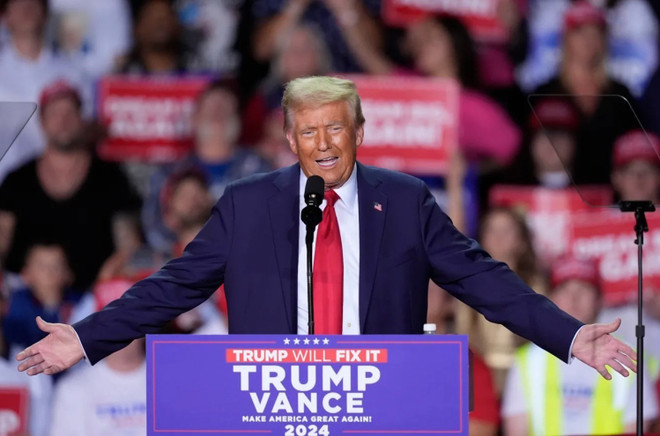 El candidato republicano Donald Trump durante un mitin de campaña en el Van Andel Arena, el 5 de noviembre de 2024. Fuente: AP/VNA 10-su-kien-quoc-te-2.jpg