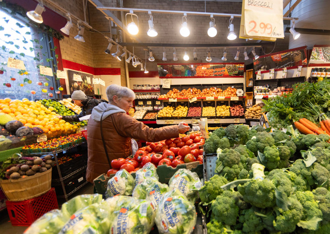 Los consumidores compran en un mercado en Toronto, Canadá. Foto: Xinhua/VNA 10-su-kien-quoc-te-5.jpg