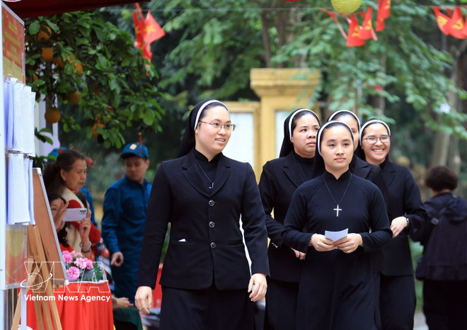 vnanet-dong-bao-cong-giao-ha-noi-han-hoan-trong-ngay-hoi-non-song-8642099.jpg