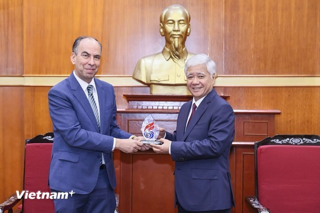 El presidente del Comité Central del Frente de la Patria de Vietnam (FPV), Do Van Chien, recibe al embajador de Cubal, Rogelio Polanco Fuentes. (Foto: Vietnam+) mttq-vn-cuba-3.jpg