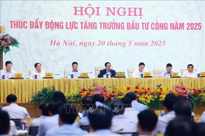 El primer ministro Pham Minh Chinh preside la conferencia. (Foto: VNA( thu-tuong-pham-minh-chinh-va-cac-pho-thu-tuong-chu-tri-hoi-nghi-thuc-day-dong-luc-tang-truong-dau-tu-cong-nam-2025-anh-ttxvn.jpg