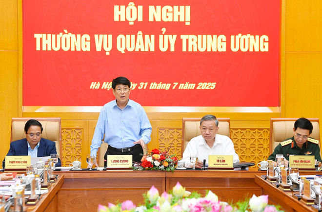 El presidente Luong Cuong habla en la reunión. (Foto: VNA) vna-potal-tong-bi-thu-to-lam-chu-tri-hoi-nghi-thuong-vu-quan-uy-trung-uong-8183524.jpg