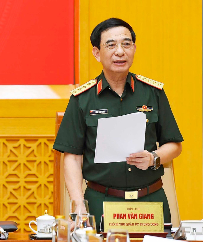 El general Phan Van Giang, miembro del Buró Político, vicesecretario de la Comisión Militar Central y ministro de Defensa, habla en la reunión. (Foto: VNA) vna-potal-tong-bi-thu-to-lam-chu-tri-hoi-nghi-thuong-vu-quan-uy-trung-uong-8183527.jpg