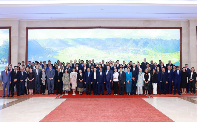El primer ministro Pham Minh Chinh y los delegados posan para una foto. (Foto: VNA) vna-potal-thu-tuong-thong-tin-ve-sap-xep-to-chuc-bo-may-va-don-vi-hanh-chinh-toi-doan-ngoai-giao-tai-viet-nam-8183423.jpg