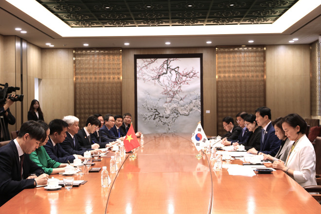 El presidente del Comité Central del Frente de la Patria de Vietnam, Do Van Chien, se reúne con el vicepresidente de la Asamblea Nacional de Corea del Sur, Lee Hack Young. (Foto: VNA) vna-potal-thuc-day-hop-tac-song-phuong-viet-nam-han-quoc-tren-nhieu-binh-dien-8183360.jpg