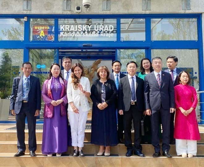 Los delegados se posan para una foto. (Foto: VNA) vna-potal-tang-cuong-hop-tac-giua-cac-tinh-thanh-cua-viet-nam-voi-ch-sec-8073678.jpg