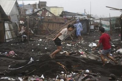 Las fuerzas de búsqueda y rescate de Filipinas retiran escombros generados por el tifón Hagupit (Fuente: VNA)