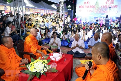 Celebra comunidad de khmeres en Vietnam el Festival tradicional Ok Om Bok 