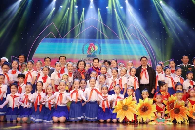 Elogian a alumnos destacados en Vietnam 