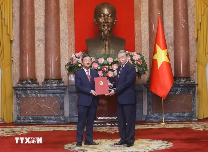 El secretario general del Comité Central del Partido Comunista de Vietnam (PCV) y presidente del Estado, To Lam, entrega la decisión de nombramiento al embajador vietnamita en Laos, Nguyen Minh Tam. (Foto: VNA)