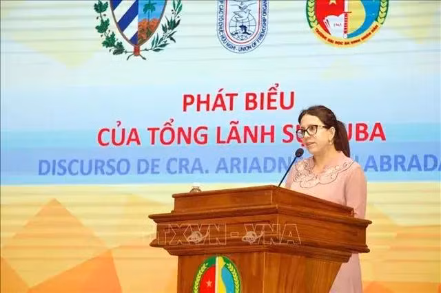 La Cónsul General de Cuba en Ciudad Ho Chi Minh, Ariadne Feo Labrada, habla en el evento. (Fuente: VNA)