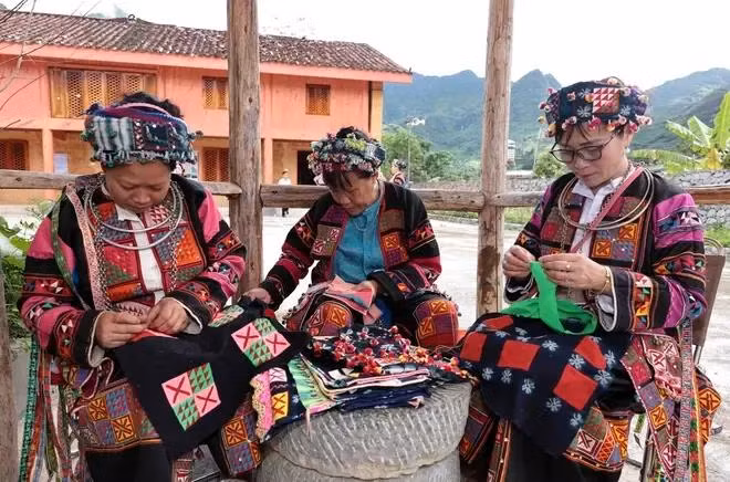 Las mujeres étnicas bordan hábilmente patrones en trajes tradicionales. (Fuente: VNA)