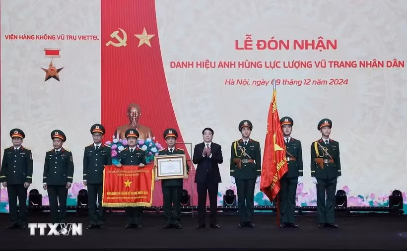 El presidente de Vietnam, Luong Cuong, otorgó el título de Héroe de las Fuerzas Armadas Populares al Instituto Aeroespacial Viettel. (Fuente: VNA)