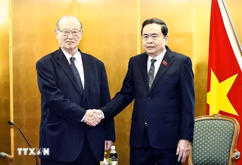 El presidente de la Asamblea Nacional de Vietnam, Tran Thanh Man, dialogó con el titular ejecutivo del Consejo japonés de Promoción de la Diplomacia Popular (FEC), Matsuzawa Ken. (Fuente: VNA)