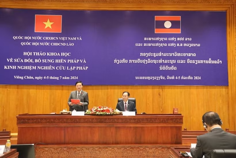 Nguyen Khac Dinh, vicepresidente de la Asamblea Nacional de Vietnam, habla en el evento. (Fuente: VNA)