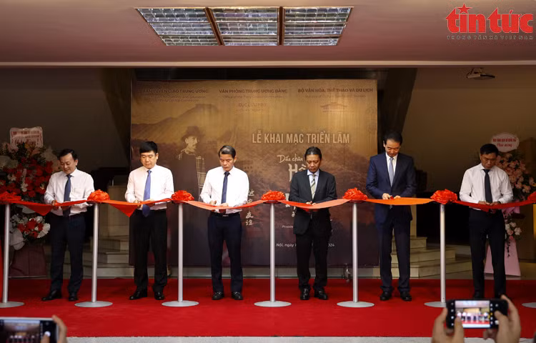 La exposición titulada "Huellas de Ho Chi Minh en China" fue inaugurada en Hanoi (Fuente: VNA)