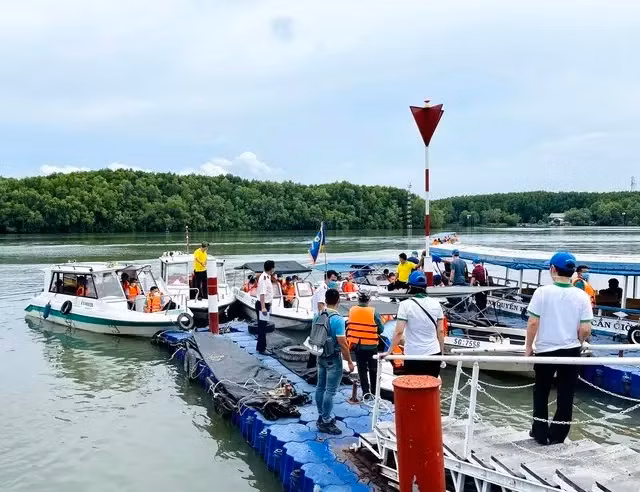 Los residentes y turistas de Ciudad Ho Chi Minh disfrutan de los recorridos por el río. (Foto: thanhnien.vn)