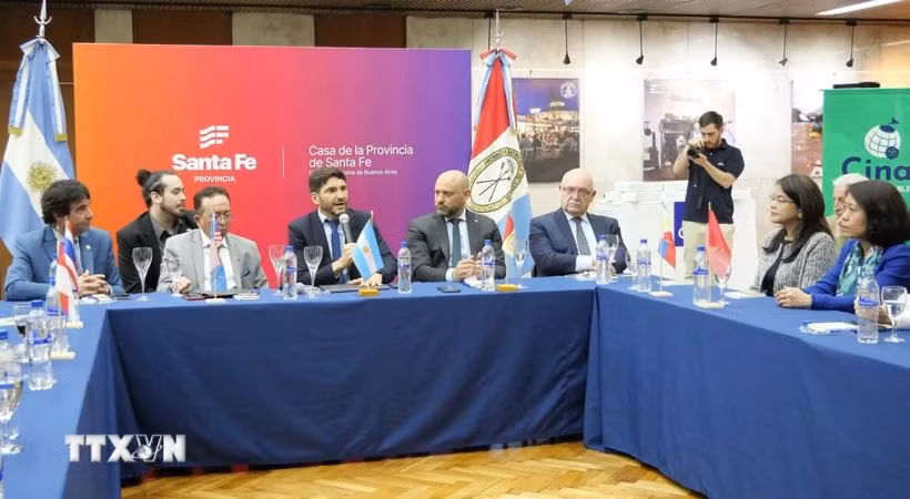El gobernador de la provincia de Santa Fe, Maximiliano Pullaro, habla en el foro. (Fuente: VNA)