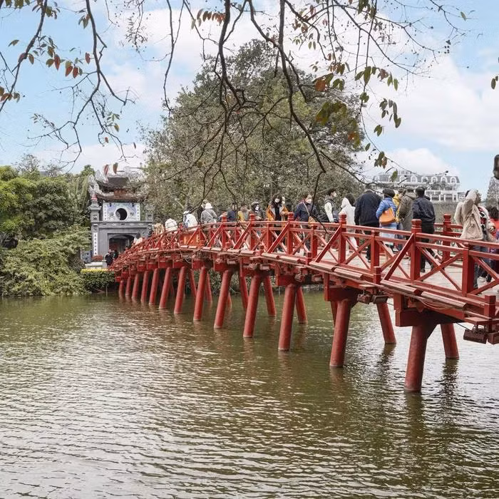 Visitantes en Hanoi. (Fuente:Lonely Planet)