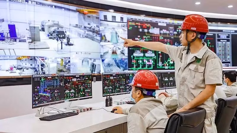 Los trabajadores de la planta de energía de residuos de Soc Son, en las afueras de Hanoi, operan el proceso de tratamiento de residuos para generar electricidad. (Fuente: nhandan.vn)