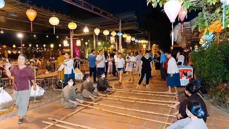 Los visitantes exploran el espacio cultural y experimentan juegos folclóricos tradicionales en el espectáculo “La Esencia del Norte”. (Fuente: Página de “La Esencia del Norte”)