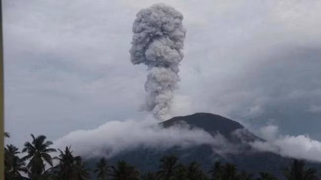 Volcán Ibu arroja fuertemente en Indonesia. (Fuente:thestar.com.my)