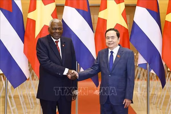 El presidente de la Asamblea Nacional de Vietnam, Tran Thanh Man, y su homólogo cubano, Esteban Lazo Hernández. (Foto: VNA)