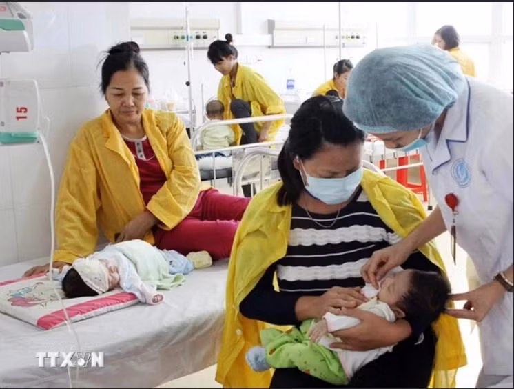 El personal médico chequea la salud de los niños en el Hospital de Obstetricia y Pediatría de Bac Giang (Foto: VNA)