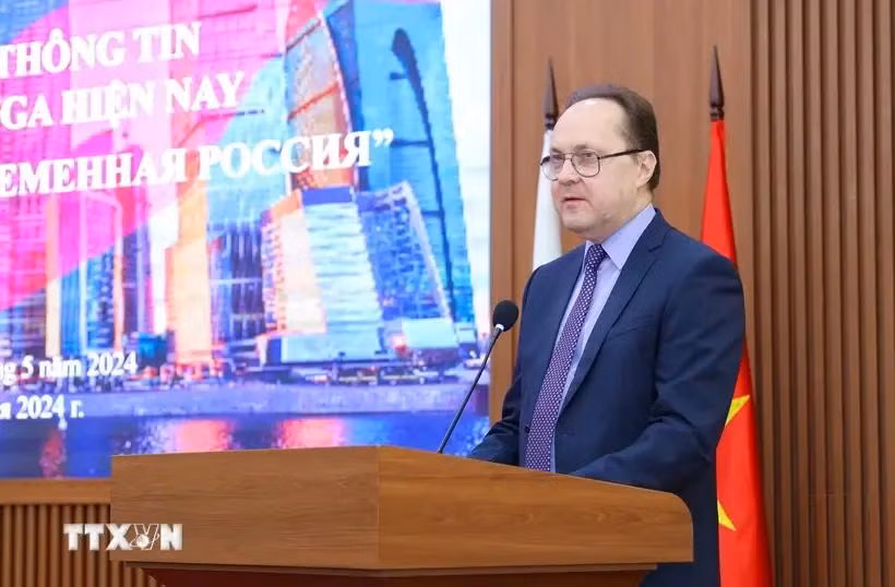 El embajador de Moscú en Hanoi, Gennady Stepanovich Bezdetko, habla en el evento. (Fuente:VNA)