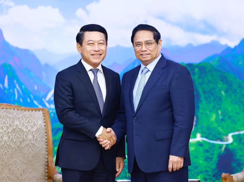 El primer ministro de Vietnam, Pham Minh Chinh, recibe a Saleumxay Kommasith, viceprimer ministro y canciller de Laos, (Foto: VNA)