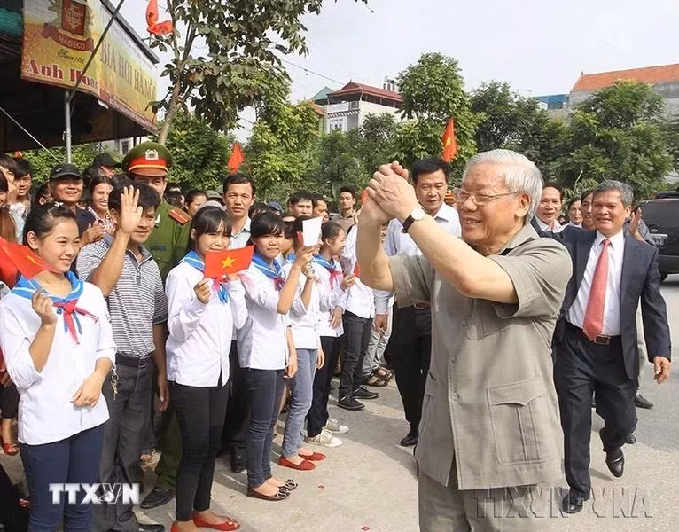 El secretario general Nguyen Phu Trong asiste al Festival de Gran Unidad Nacional en la provincia de Hung Yen en 2013. (Foto: VNA)